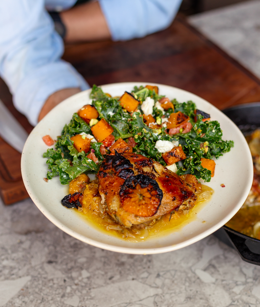 Pollo asado y ensalada de butternut squash