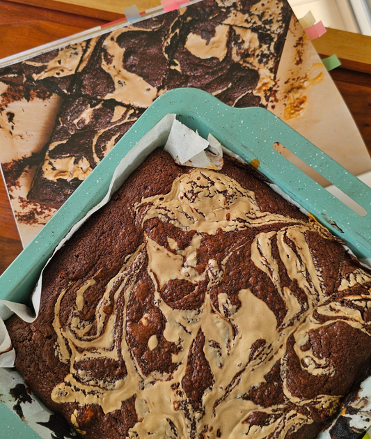 Brownies Fudgy de Chocolate, Halva y Tahini: Un Homenaje a Ottolenghi
